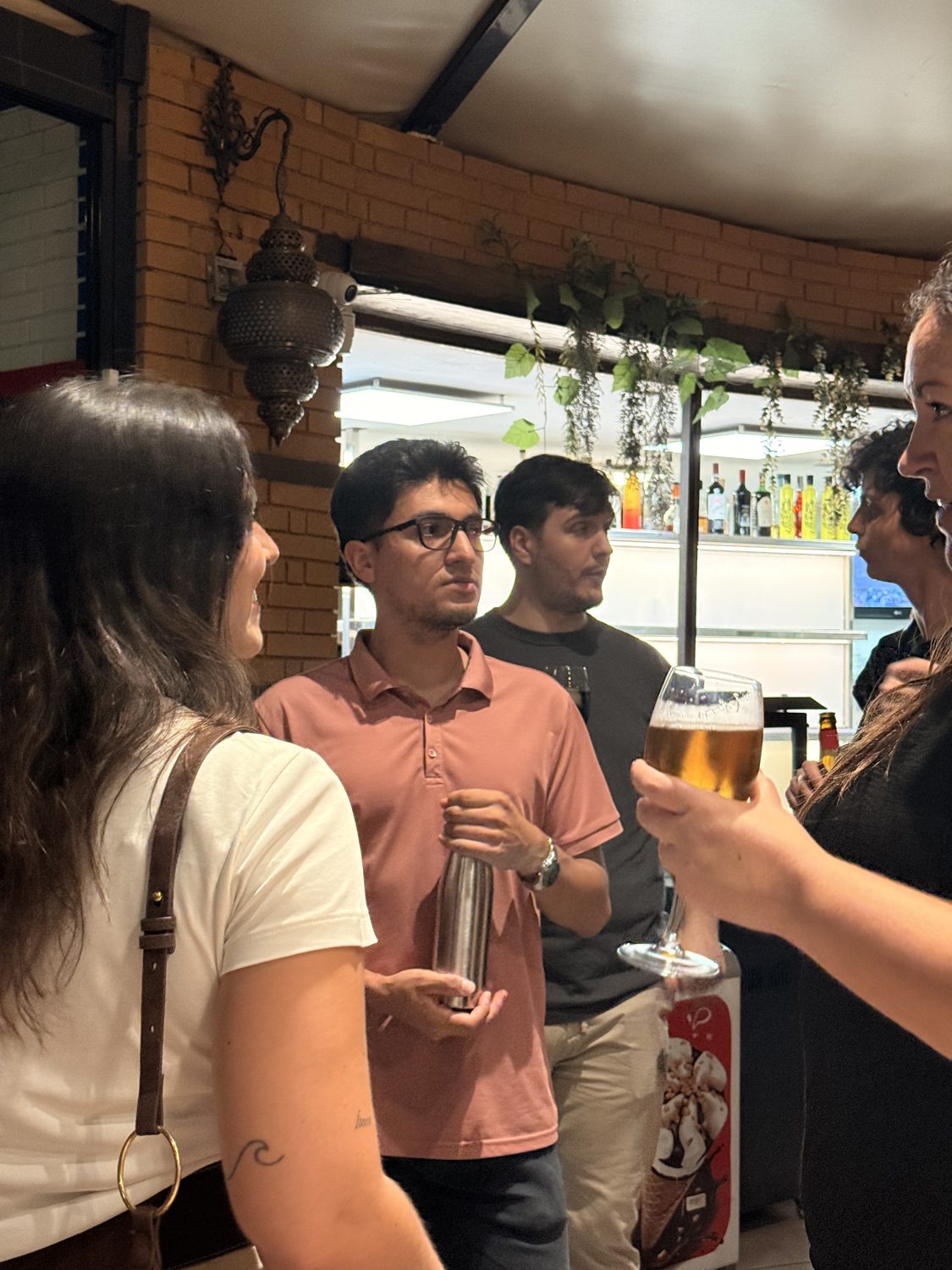 Asistentes charlando en el #1 TapeoTech de JaénTech